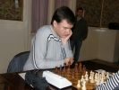 Гроссмейстер Михаил Козаков опытным взглядом оценивает творчество молодых.