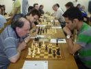 На переднем плане гроссмейстер Геннадий Туник играет против коллеги по званию Дова Зифрони.