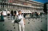 Я кормлю голубей на площади Св. Марко в Венеции. Во время приливов эта площадь заливается водой, которая появляется внезапно. Но с такой же скоростью выростают и деревяные доски на нужной высоте. Так что не особо волнуйтесь за сохраность своей обуви в Венеции.