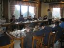 Гроссмейстер Юрий Вовк дает сеанс для участников опен-турнира