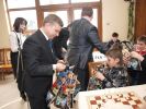 Глава Городоцкой райадминистрации Юрий Визняк очень помогает при организации турнира и самолично вручает всем участникам турнира сувениры на память.